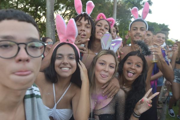 Grupo de amigos no bloco Kustelão em Jardim Camburi neste sábado (25) por Ricardo Medeiros