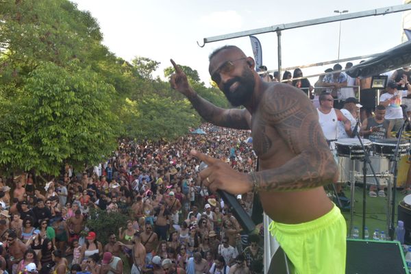 Bloco Kustelão arrasta multidão em Jardim Camburi neste sábado (25) por Ricardo Medeiros