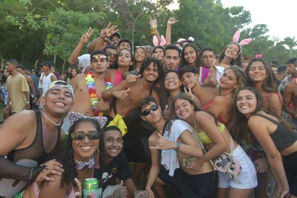 Jovens curtem bloco Kustelão em Jardim Camburi neste sábado (25) por Ricardo Medeiros