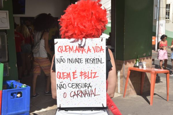 Foliões protestam contra cancelamento de blocos no Centro de Vitória neste sábado (25) por Ricardo Medeiros