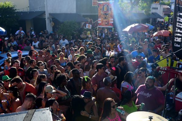 Bloco Te pego lá Fora agita foliões em Jardim Camburi por Fernando Madeira