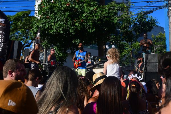 Bloco Te pego lá Fora agita foliões em Jardim Camburi por Fernando Madeira