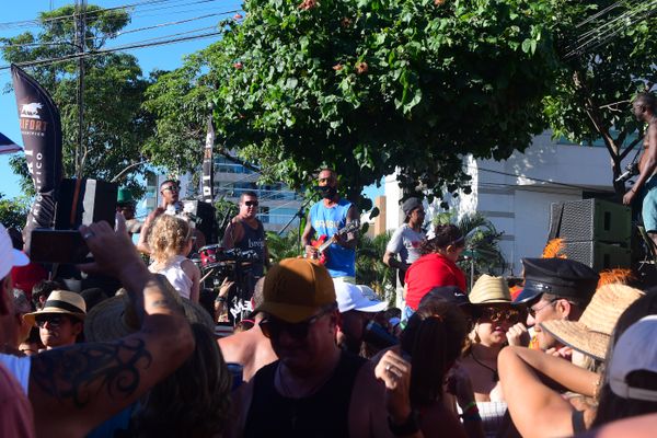 Bloco Te pego lá Fora agita foliões em Jardim Camburi por Fernando Madeira