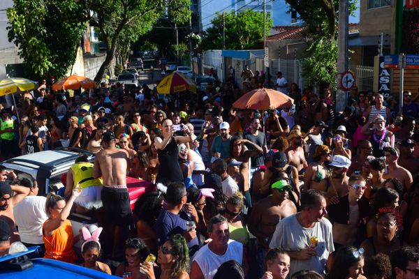 Bloco Te pego lá Fora agita foliões em Jardim Camburi por Fernando Madeira