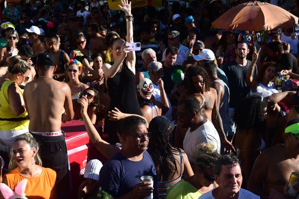 Bloco Te pego lá Fora agita foliões em Jardim Camburi por Fernando Madeira