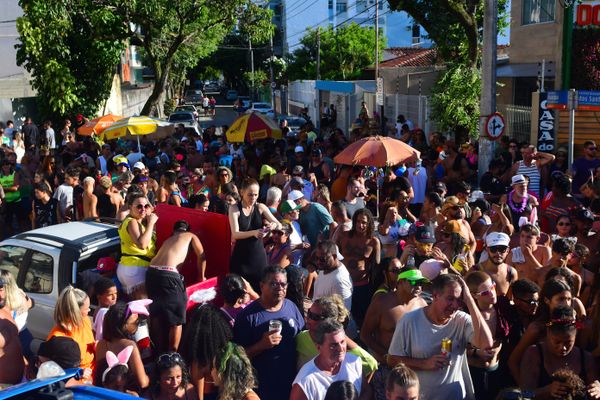 Bloco Te pego lá Fora agita foliões em Jardim Camburi por Fernando Madeira