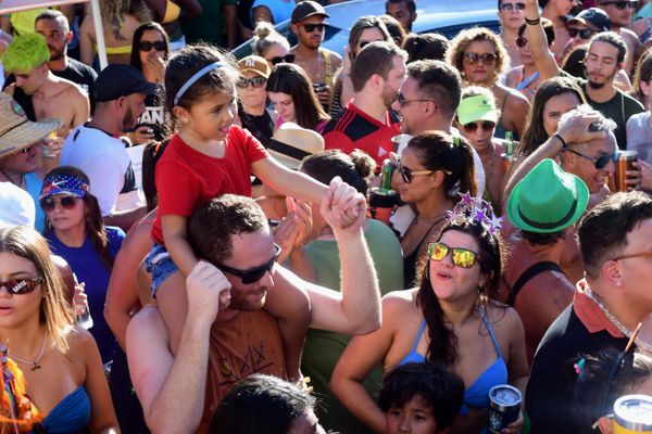 Bloco Te pego lá Fora agita foliões em Jardim Camburi por Fernando Madeira