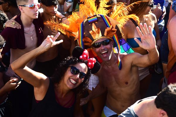 Bloco Te pego lá Fora agita foliões em Jardim Camburi por Fernando Madeira