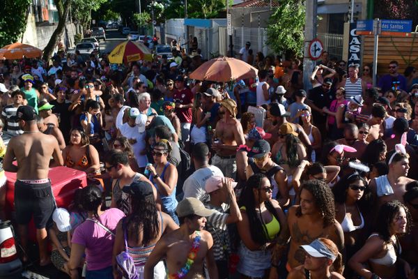 Bloco Te pego lá Fora agita foliões em Jardim Camburi por Fernando Madeira