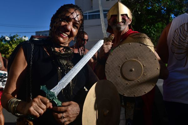 Bloco Te pego lá Fora agita foliões em Jardim Camburi por Fernando Madeira