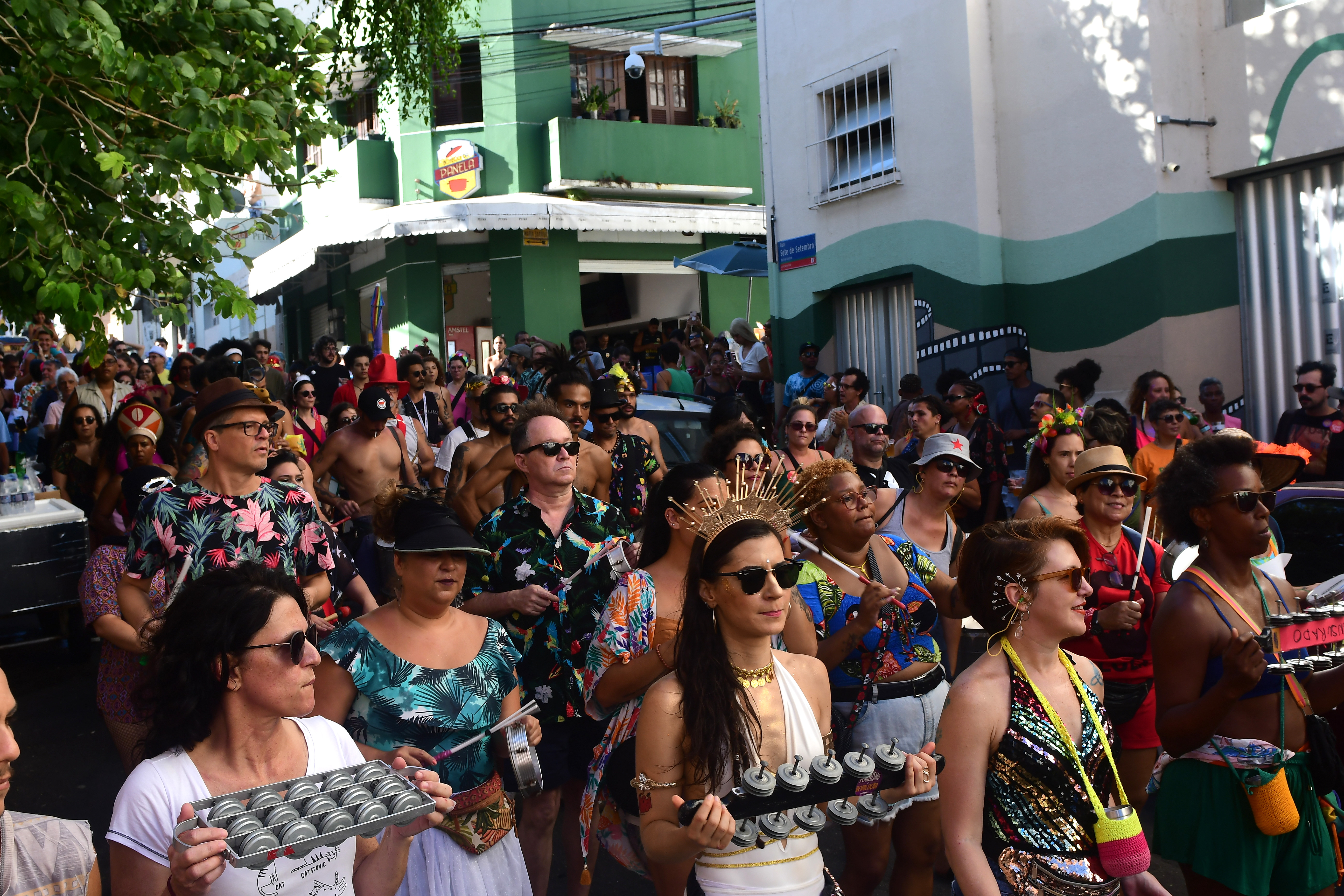 Decreto publicado no Diário Oficial do município revela novo horário e esclarece regras para desfiles de rua na Capital