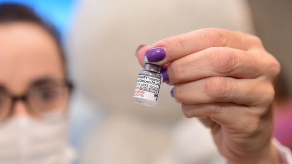 Pessoas com 70 anos ou mais e imunossuprimidos estão entre o público-alvo da primeira fase de vacinação
