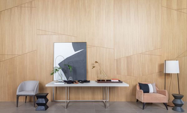 Na poltrona, a luminária proporciona luz para a leitura na sala