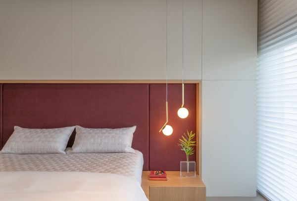 Com formas ornamentais, design orgânico e acabamentos diversos, as luminárias pendentes são opções para quem procura sair do óbvio e gosta de criar cenários