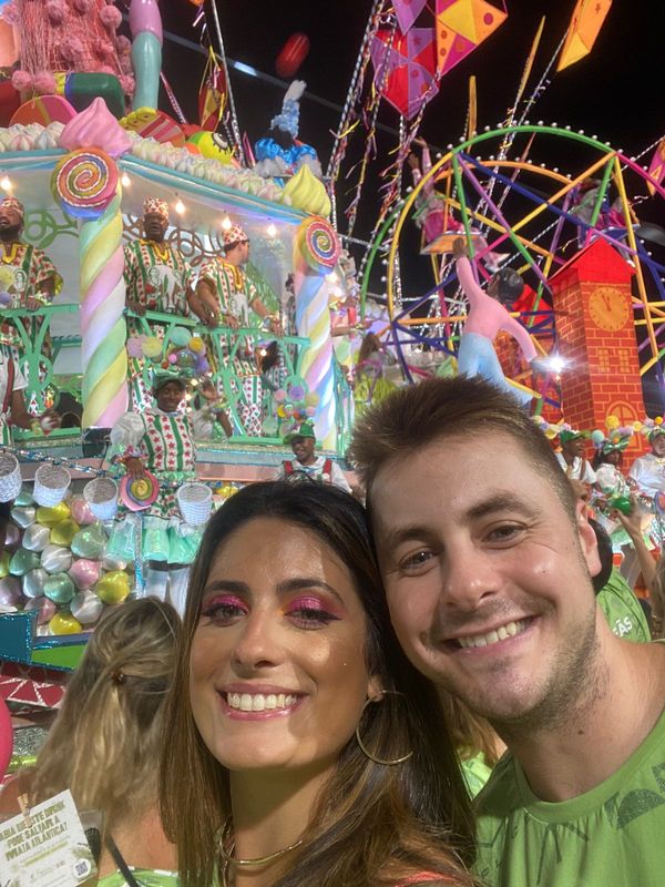 Os noivos Ana Luiza Azevedo e Tomás Baldo curtindo o carnaval do Rio na Sapucaí