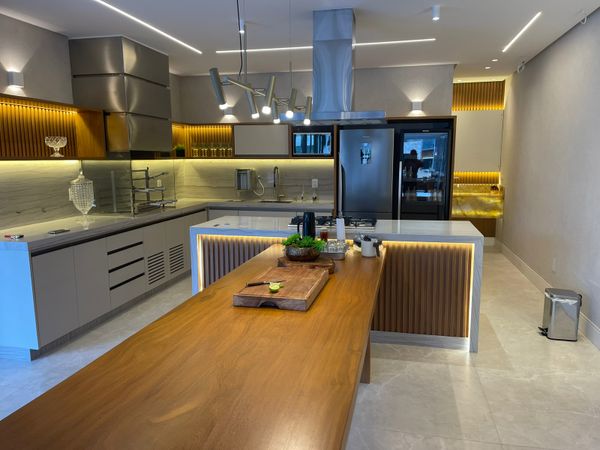 Para compor o ambiente, Fernanda Buaiz fez uso de luzes suaves e difusas para criar uma atmosfera relaxante e agradável na casa