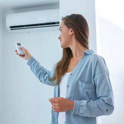 Com o aumento das temperaturas, a conta de energia elétrica também tende a disparar; confira dicas práticas para reduzir gasto