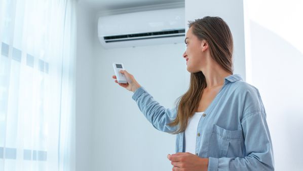 Com o aumento das temperaturas, a conta de energia elétrica também tende a disparar; confira dicas práticas para reduzir gasto