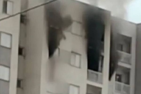 Morador se pendurou em janela para fugir de incêndio, mas acabou caindo