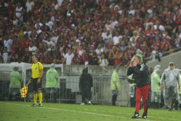 Torcida do Flamengo já perdeu a paciência e vaiou o time ao final do jogo 