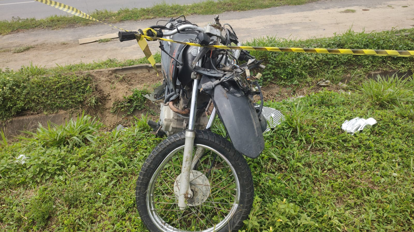 Gilmar Lopes dos Santos, de 52 anos, morreu na altura do bairro Canivete, na manhã desta quinta-feira (2); moto que ele dirigia ficou bastante danificada