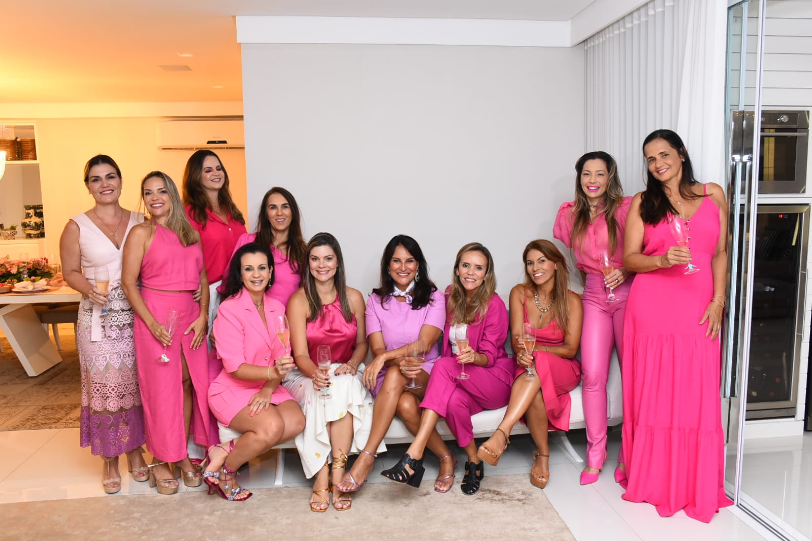 A anfitriã Tatiane Emerich recebeu a ConfraDelas para um Pink Dinner nesta quarta-feira (01°), em seu apartamento, em Vitória
