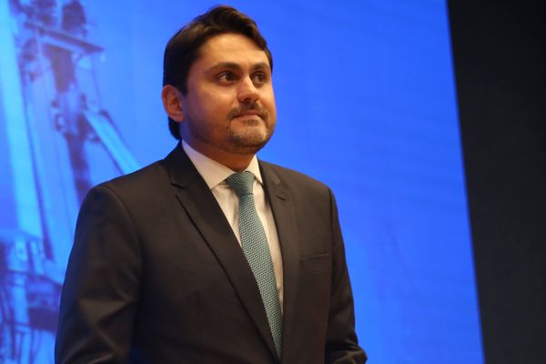 O ministro das Comunicações, Juscelino Filho, assume o cargo, em cerimônia no auditório do ministério