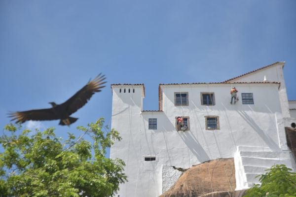 Com Festa da Penha se aproximando, Convento recebe pintura em Vila Velha por Ricardo Medeiros