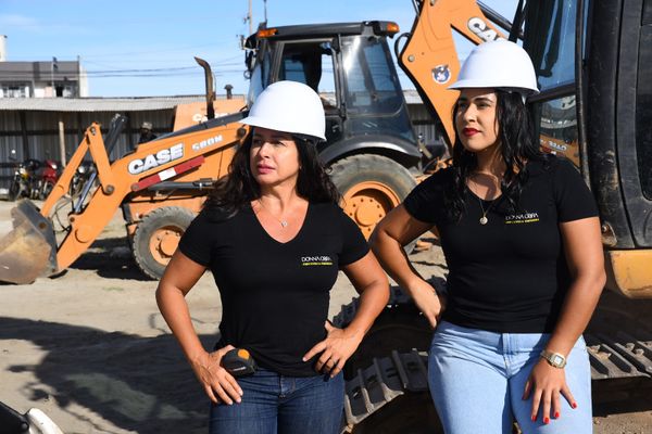 Jaqueline Lopes (à esquerda), de 52 anos, e Amanda Barbosa (à direita), de 30 anos, lideram a construtora Donna Obra