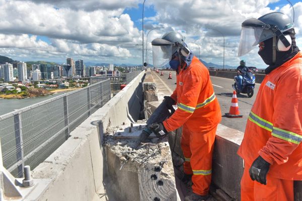 Muretas da Terceira Ponte começam a ser removidas para obras de expansão por Ricardo Medeiros 