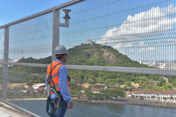 Muretas da Terceira Ponte começam a ser removidas para obras de expansão por Ricardo Medeiros 