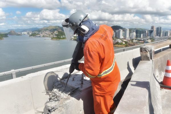 Muretas da Terceira Ponte começam a ser removidas para obras de expansão por Ricardo Medeiros 