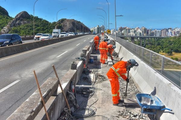 Muretas da Terceira Ponte começam a ser removidas para obras de expansão por Ricardo Medeiros 