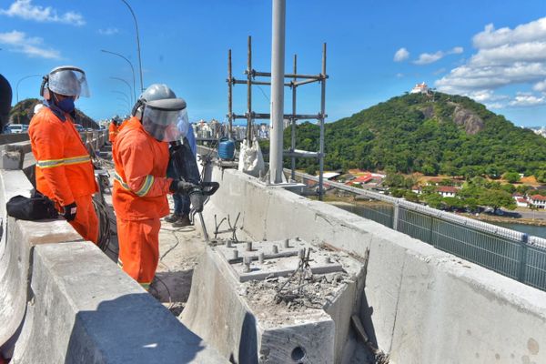 Muretas da Terceira Ponte começam a ser removidas para obras de expansão por Ricardo Medeiros 