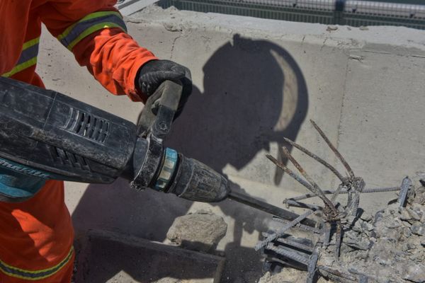 Muretas da Terceira Ponte começam a ser removidas para obras de expansão por Ricardo Medeiros 