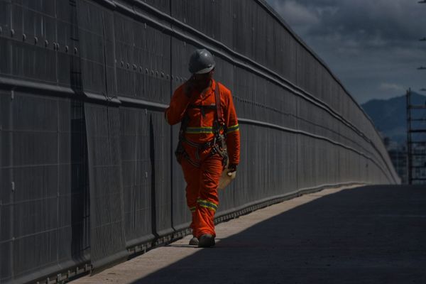 Muretas da Terceira Ponte começam a ser removidas para obras de expansão por Ricardo Medeiros 