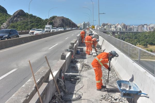 Muretas da Terceira Ponte começam a ser removidas para obras de expansão por Ricardo Medeiros 