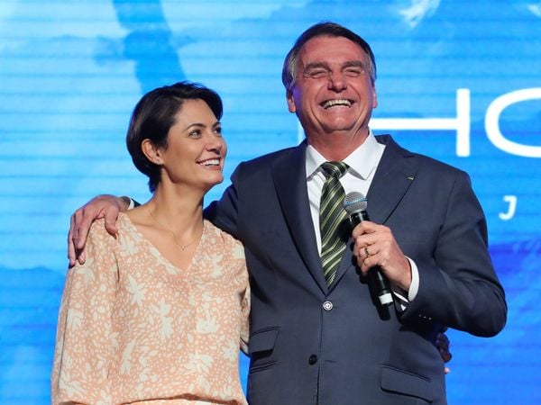 O ex-presidente Jair Bolsonaro com a ex-primeira-dama Michelle Bolsonaro