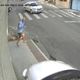 Imagem - Homem escapa de ser atropelado em calçada de Cariacica; veja vídeo