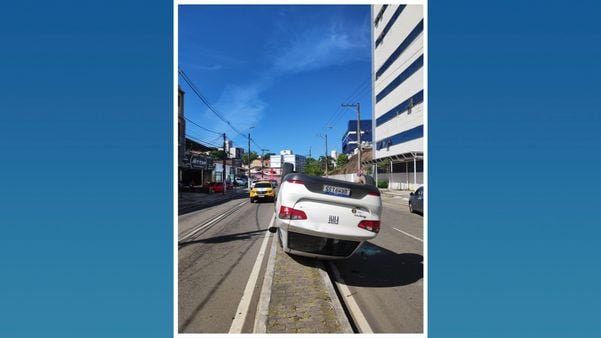 Carro de aplicativo capota após colisão na Avenida Maruípe, em Vitória