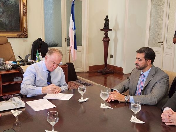 Governador Renato Casagrande e o superintendente da Polícia Federal no Estado, Eugênio Ricas, em assinatura de força-tarefa no Palácio Anchieta