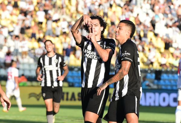 Matheus Nascimento comemora gol pelo Botafogo, no Kleber Andrade, em Cariacica