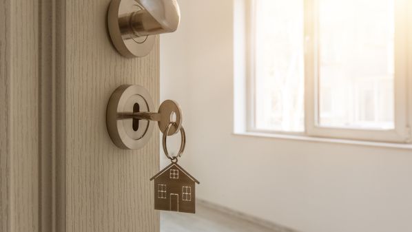 Especialistas apontam que perda de renda das famílias, juros altos e necessidade de garantias financeiras são fatores que explicam o cenário