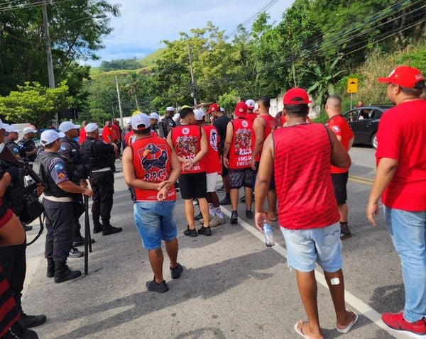 Cerca de 30 torcedores protestaram na entrada do Ninho do Urubu
