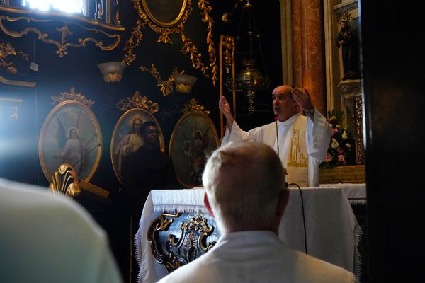 Convento da Penha, em Vila Velha, reúne religiosos durante as missas por Fernando Madeira