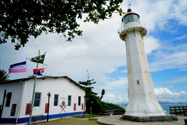 Farol de Santa Luzia, em Vila Velha, mistura a bonita vista com a importância história por Fernando Madeira