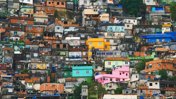 O Brasil possui 14 mil favelas. Destas, 80% possuem até 700 habitações