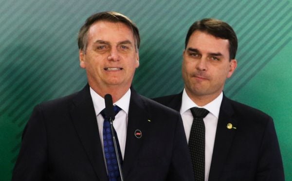 O ex-presidente da República, Jair Bolsonaro, e o filho, o senador Flávio Bolsonaro - 24/06/2019