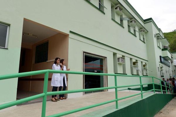 Criança e adolescente com dengue foram transferidos para o  Hospital Maternidade São José, em Colatina.