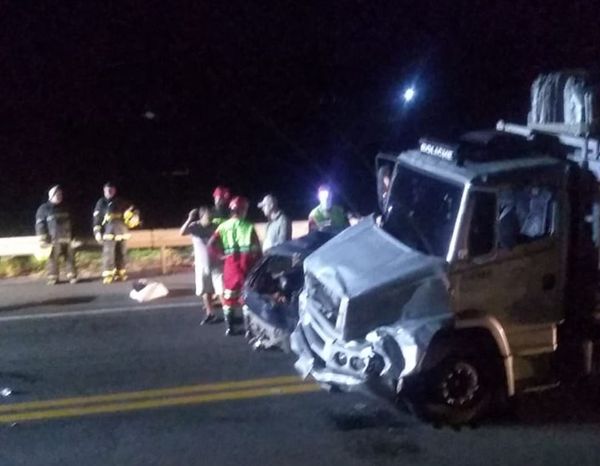 Acidente entre caminhão e carro mata duas pessoas na BR 101 em Guarapari